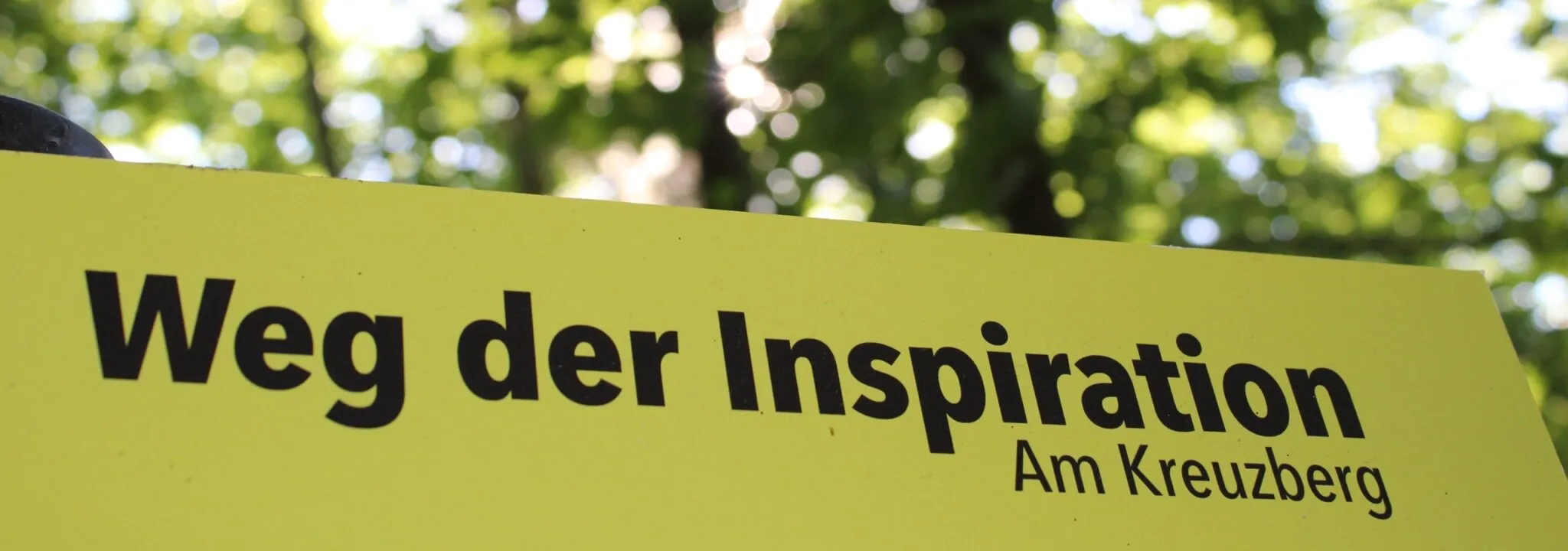 Das Schild Weg der Inspiration am Kreuzberg in Schwandorf